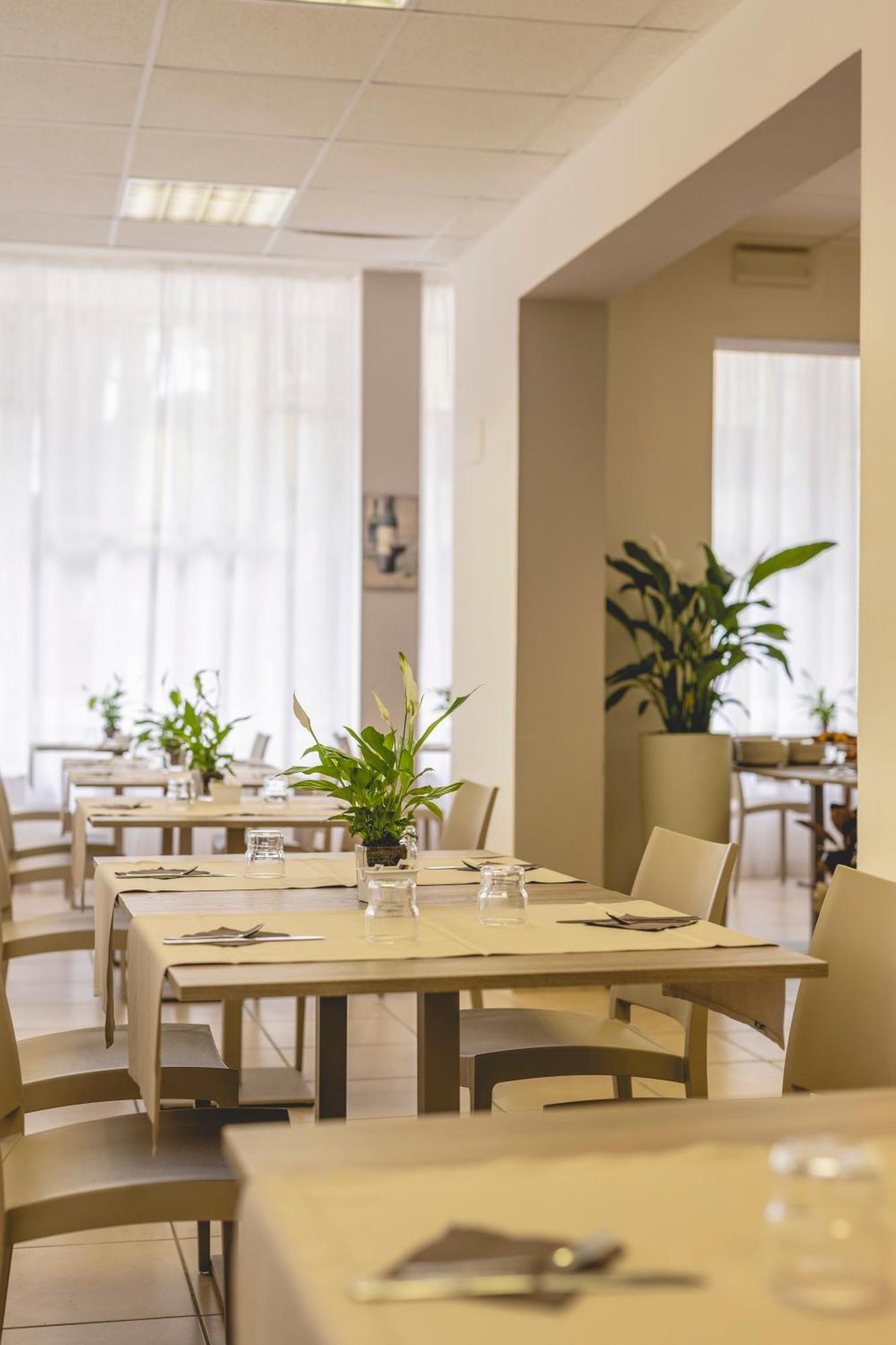 La Perla Hotel *